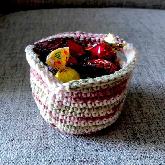 Mini hand crocheted treats basket - Picture 1 of 10